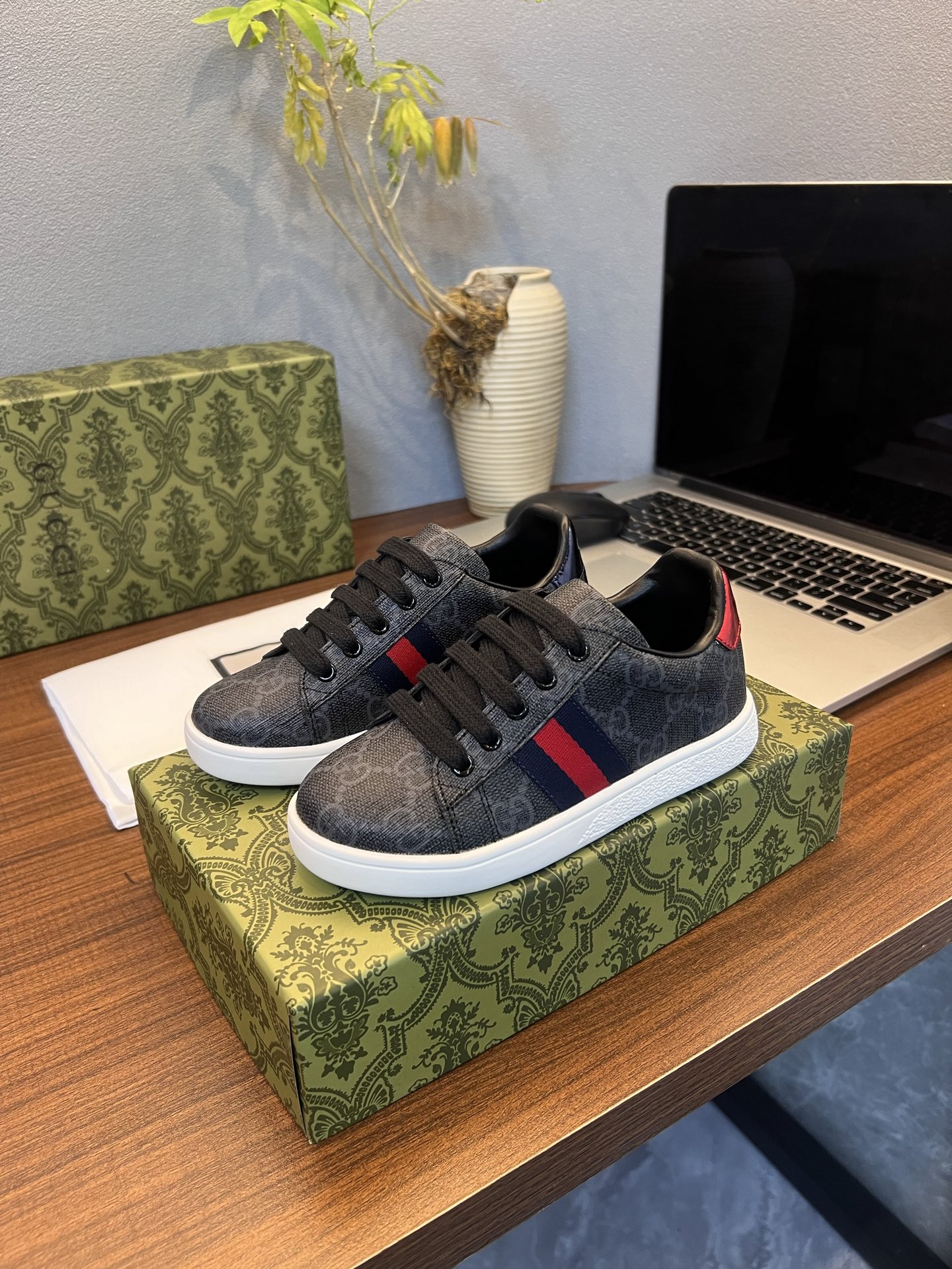 Children's shoes child